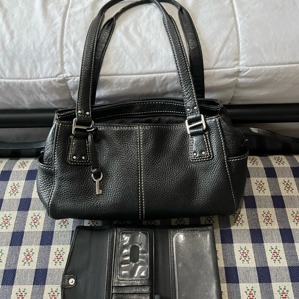 Fossil Black Pebbled Leather Shoulder Bag with Matching Wallet - Picture 2 of 5